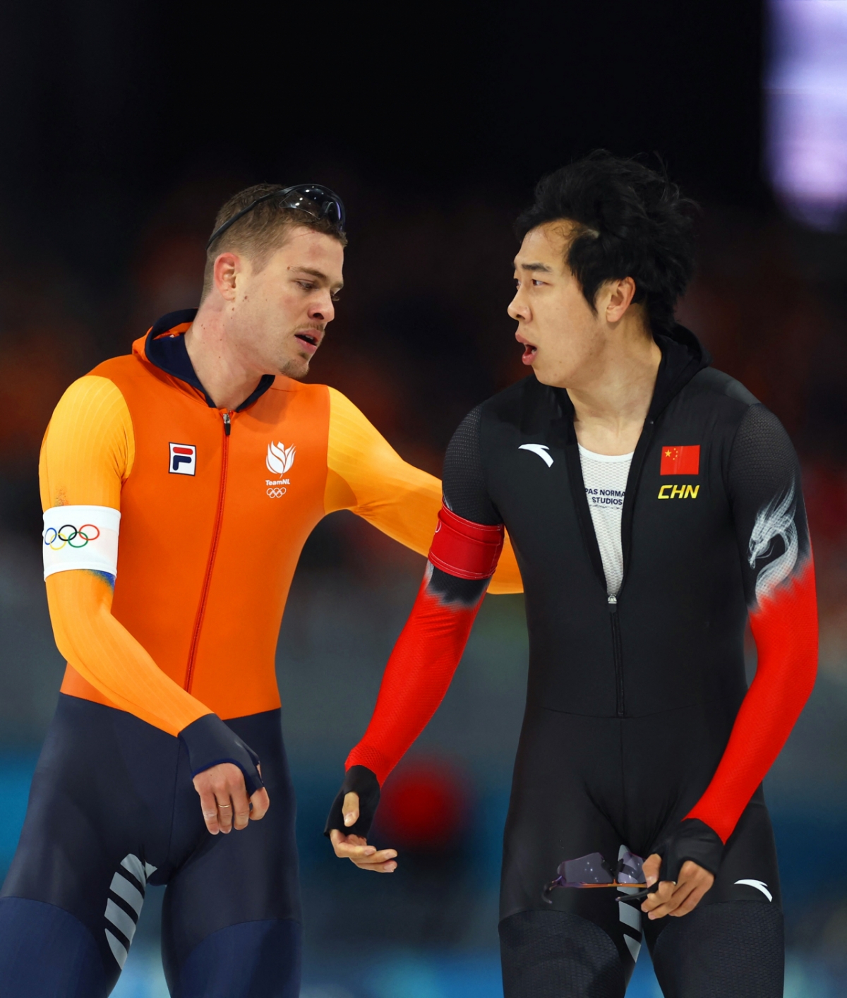 2026 밀라노·코르티나 동계올림픽 스피드 스케이팅 1000m에 나선 네덜란드 대표 유프 베네마르스(왼쪽)와 중국 롄쯔원. /로이터=뉴스1
