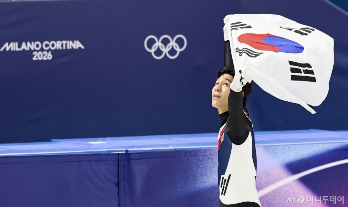 [밀라노=뉴시스] 김근수 기자 = 쇼트트랙 황대헌이 14일(현지 시간) 이탈리아 밀라노 아이스 스케이팅 아레나에서 열린 2026 밀라노·코르티나 담페초 동계올림픽 쇼트트랙 스피드스케이팅 남자 1500m에서 은메달을 차지한 뒤 태극기를 들고 경기장을 돌고 있다. 2026.02.15. ks@newsis.com /사진=김근수
