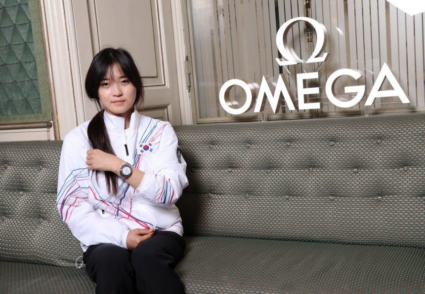 2026 밀라노·코르티나담페초 동계 올림픽 한국 선수단 1호 금메달리스트 최가온이 15일(한국시간) 오메가 시계 스피드마스터 38mm 밀라노·코르티나 2026'을 선물받았다. (오메가 제공)