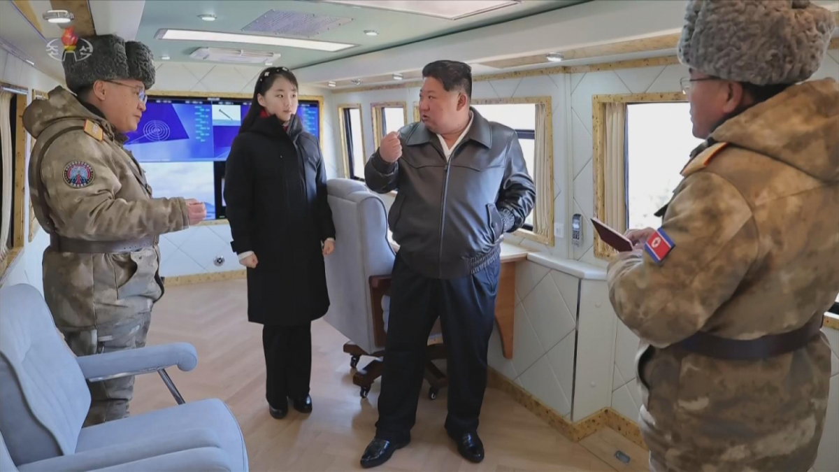북한 조선중앙TV는 지난 27일 김정은 국무위원장 참관 하에 '대구경방사포 무기체계' 시험사격을 진행했다고 28일 보도했다. 이 자리에는 딸 주애도 함께했다./사진제공=뉴시스(사진=조선중앙TV 캡처)