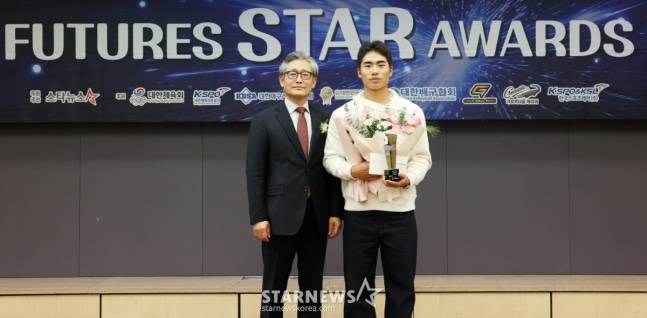 오재원(오른쪽)이 지난해 11월 퓨처스 스타대상에서 스타상을 받고 양해영 대한야구소프트볼협회장과 기념촬영을 하고 있다. /사진=김휘선 기자