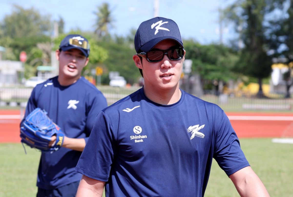 야구대표팀 문동주(왼쪽)와 원태인(오른쪽)이 지난달 11일 사이판 올레아이 스포츠 컴플렉스에서 열리는 전지훈련 둘쨋날 오전훈련 중 잠시휴식을 취하던 중 이야기를 나누고 있다./사진제공=스타뉴스