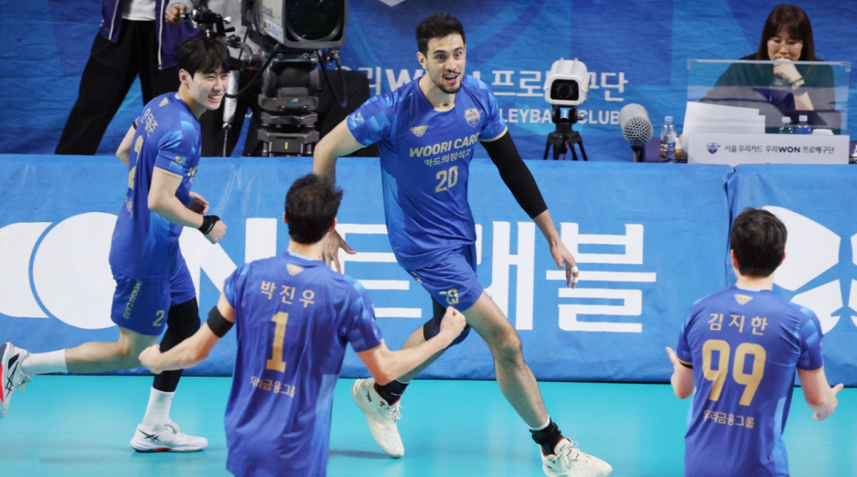 2025-2026 V-리그 남자부 우리카드 대 OK저축은행 경기가 15일 서울 장충체육관에서 열렸다. 우리카드 아라우조가 결정적인 공격을 성공시킨 후 동료들의 환영을 받고 있다. /사진=김진경 대기자