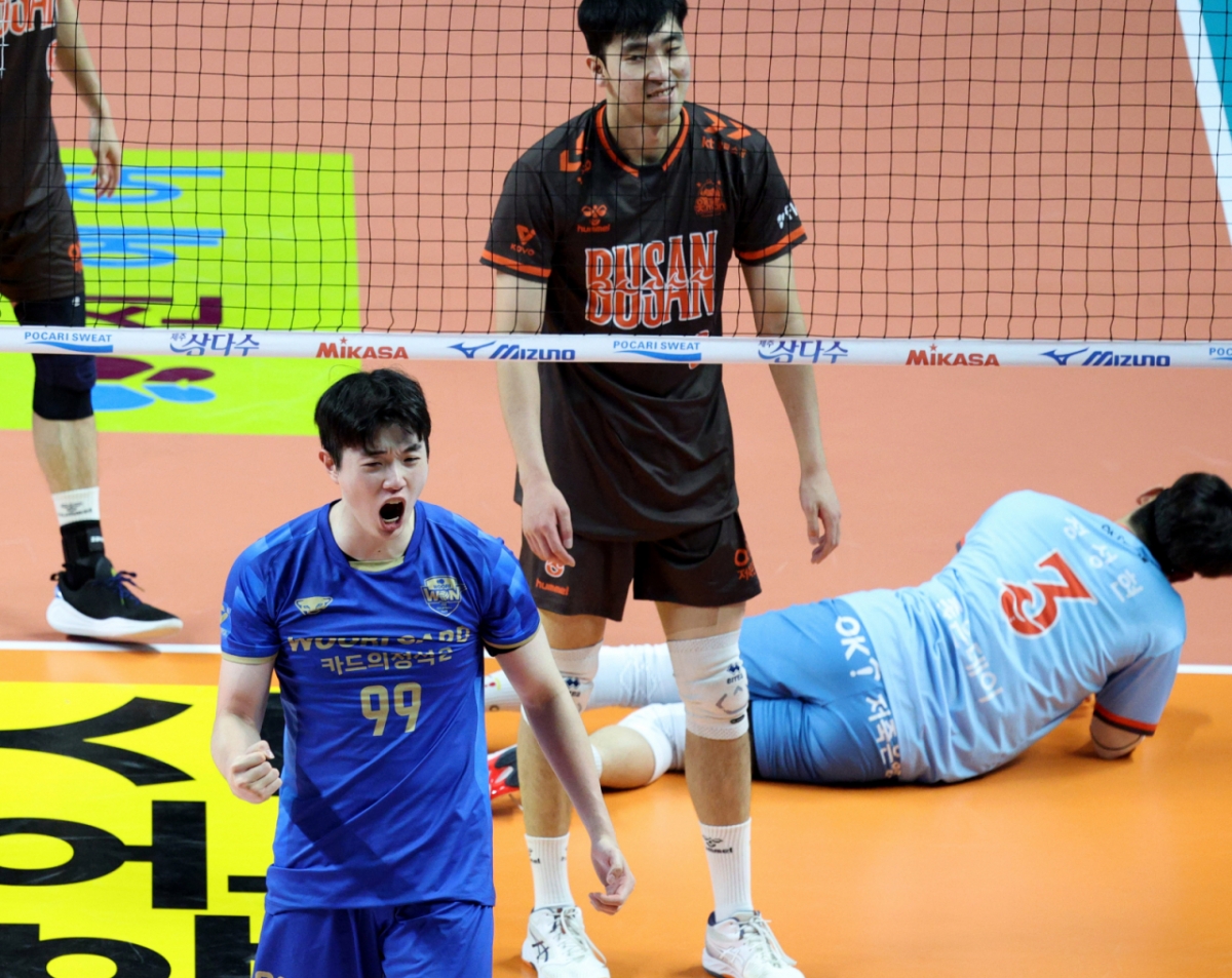 2025-2026 V-리그 남자부 우리카드 대 OK저축은행 경기가 15일 서울 장충체육관에서 열렸다. 우리카드 김지한이 블로킹 득점에 성공한 후 환호하고 있다. /사진=김진경 대기자