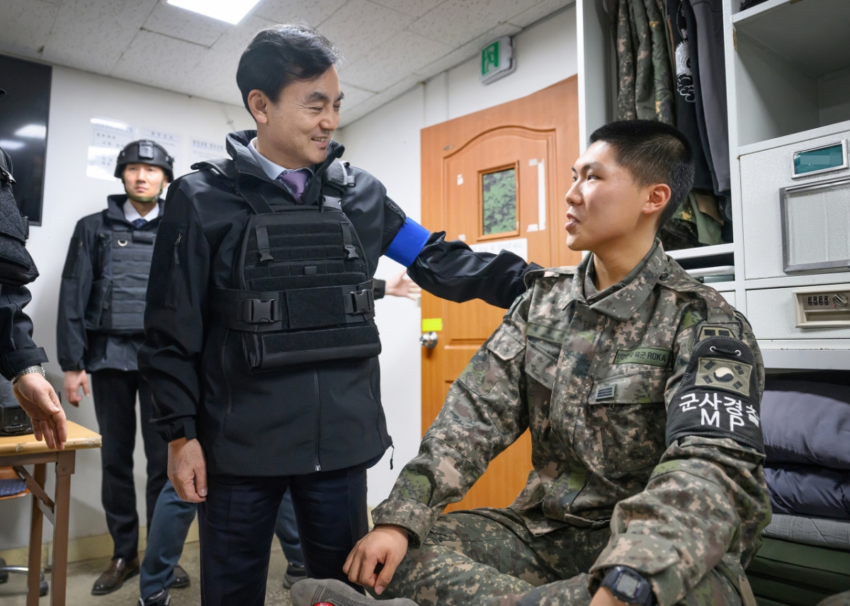 안규백 국방부장관(왼쪽)이 15일(일) 육군 25사단 GOP 부대를 방문하여 군사대비태세를 점검하고 있다. /사진제공=국방부