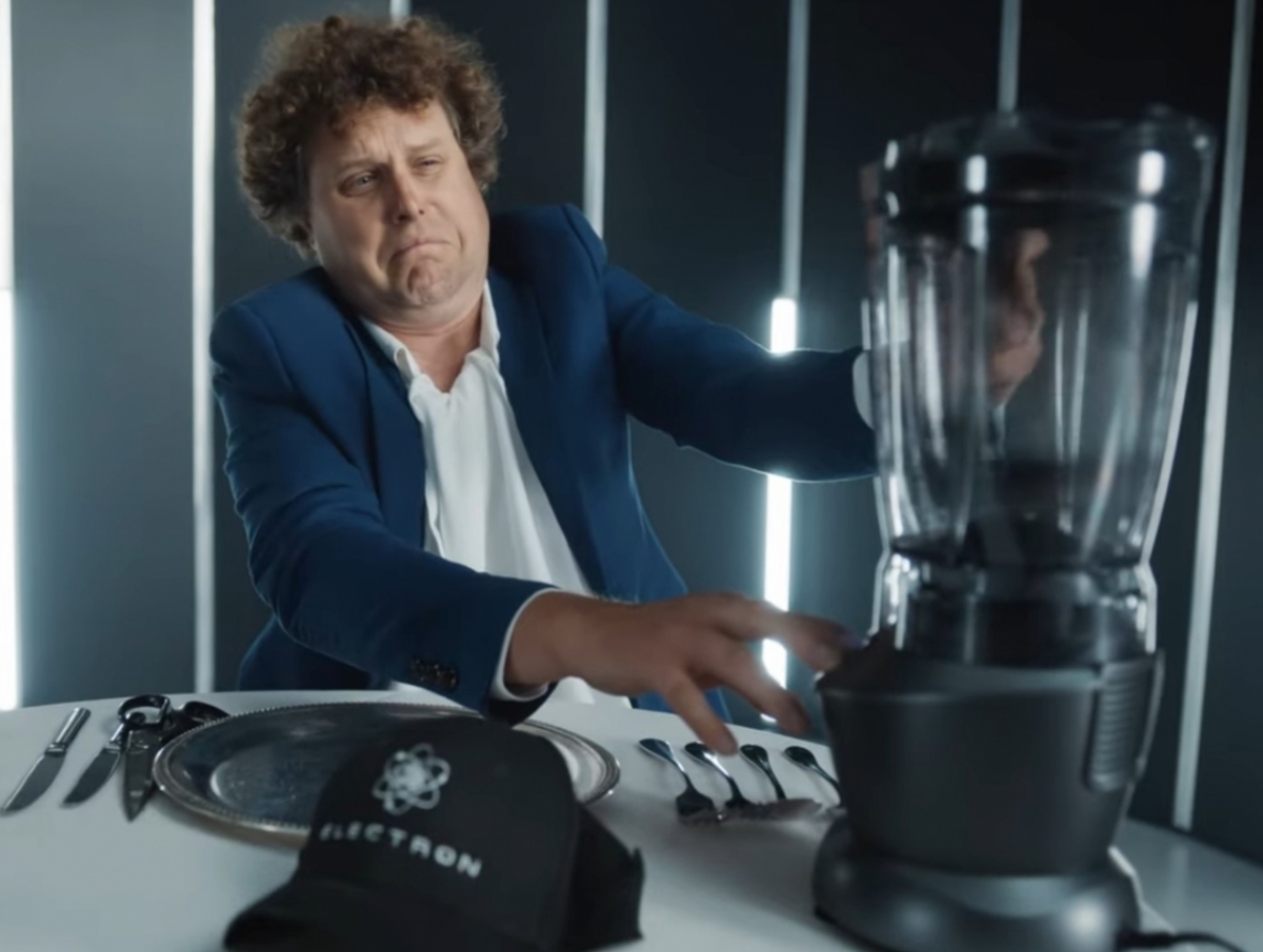 중형로켓을 만들지 않겠다는 말을 뒤집은 후 약속대로 모자를 먹기 위해 믹서기를 돌리는 피터 벡 CEO/사진=로켓랩 공식 유튜브 채널