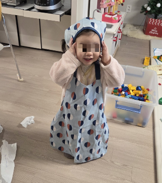 놀다 말고 갑자기 어린이집에 가져갔던 앞치마와 두건을 입혀달라고 보채더니 순식간에 포즈를 취한 딸. 아무리 바닥을 어지럽히고 장난감을 흩뿌려놔도 아이의 귀여운 모습이 더 먼저 눈에 들어온다. /사진=최우영 기자