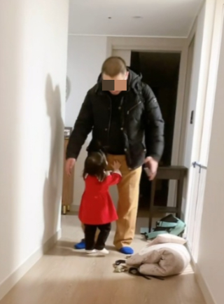 외출했다 돌아오는 아빠를 반겨주는 딸. 복직한 뒤 퇴근할 때 이런 딸의 모습을 본다면 얼마나 힘이 날까. /사진=최우영 기자