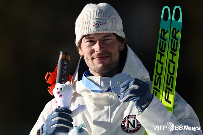 레그레이드가 대회 3번째 메달을 은빛으로 장식한 뒤 미소를 짓고 있다. /AFPBBNews=뉴스1