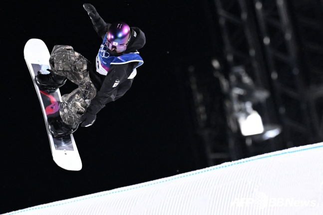 한국 유승은이 10일(한국시간) 이탈리아 리비뇨 스노파크에서 열린 2026 밀라노·코르티나담페초 동계올림픽 스노보드 여자 빅에어 결선을 치르고 있다. /AFPBBNews=뉴스1
