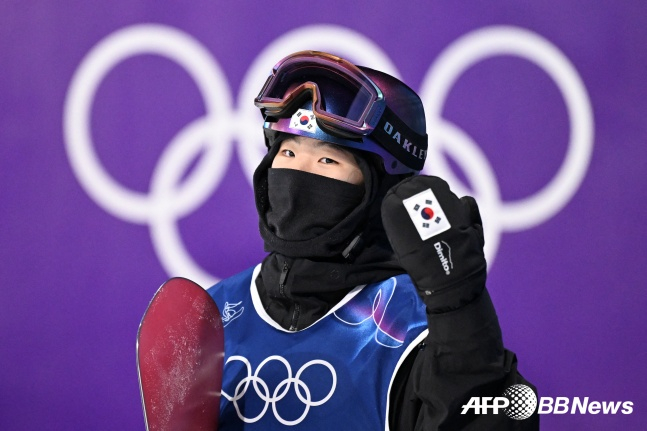 한국 유승은이 10일(한국시간) 이탈리아 리비뇨 스노파크에서 열린 2026 밀라노·코르티나담페초 동계올림픽 스노보드 여자 빅에어 결선을 마친 뒤 기뻐하고 있다. /AFPBBNews=뉴스1