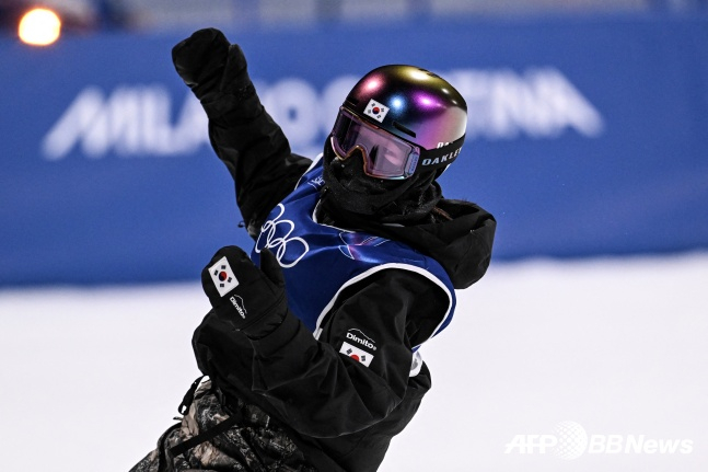 한국 유승은이 10일(한국시간) 이탈리아 리비뇨 스노파크에서 열린 2026 밀라노·코르티나담페초 동계올림픽 스노보드 여자 빅에어 결선을 마친 뒤 기뻐하고 있다. /AFPBBNews=뉴스1
