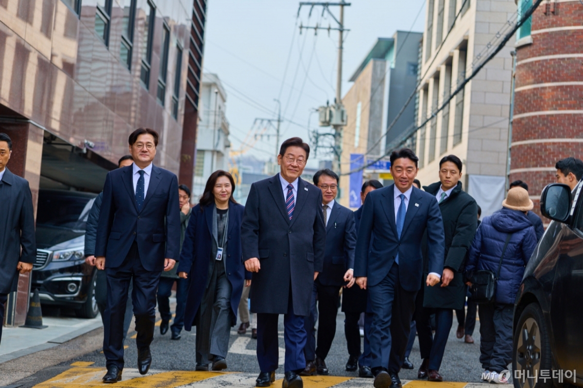 [서울=뉴시스] 최동준 기자 = 이재명 대통령이 12일 청와대 인근에서 강훈식 비서실장, 홍익표 정무수석 등 참모진과 오찬을 마친 뒤 산책을 하고 있다. (사진=청와대 제공) 2026.02.12. photo@newsis.com  *재판매 및 DB 금지 /사진=최동준