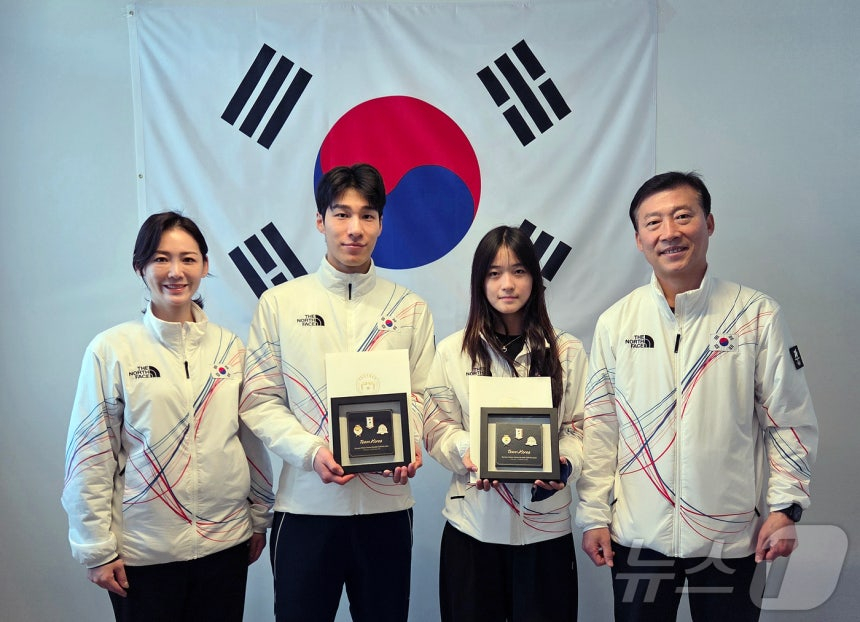 황대헌과 최가온이 15일(한국시간) 이탈리아 밀라노에서 이수경 선수단장과 김택수 부단장에게 이재명 대통령 축전을 받은 뒤 기념 촬영을 하고 있다. 왼쪽부터 2026 밀라노·코르티나담페초 동계올림픽 대한민국 선수단 단장 이수경, 쇼트트랙 남자 1500m 은메달리스트 황대헌, 스노보드 여자 하프파이프 금메달리스트 최가온, 선수단 부단장 김택수. /사진=뉴스1 제공