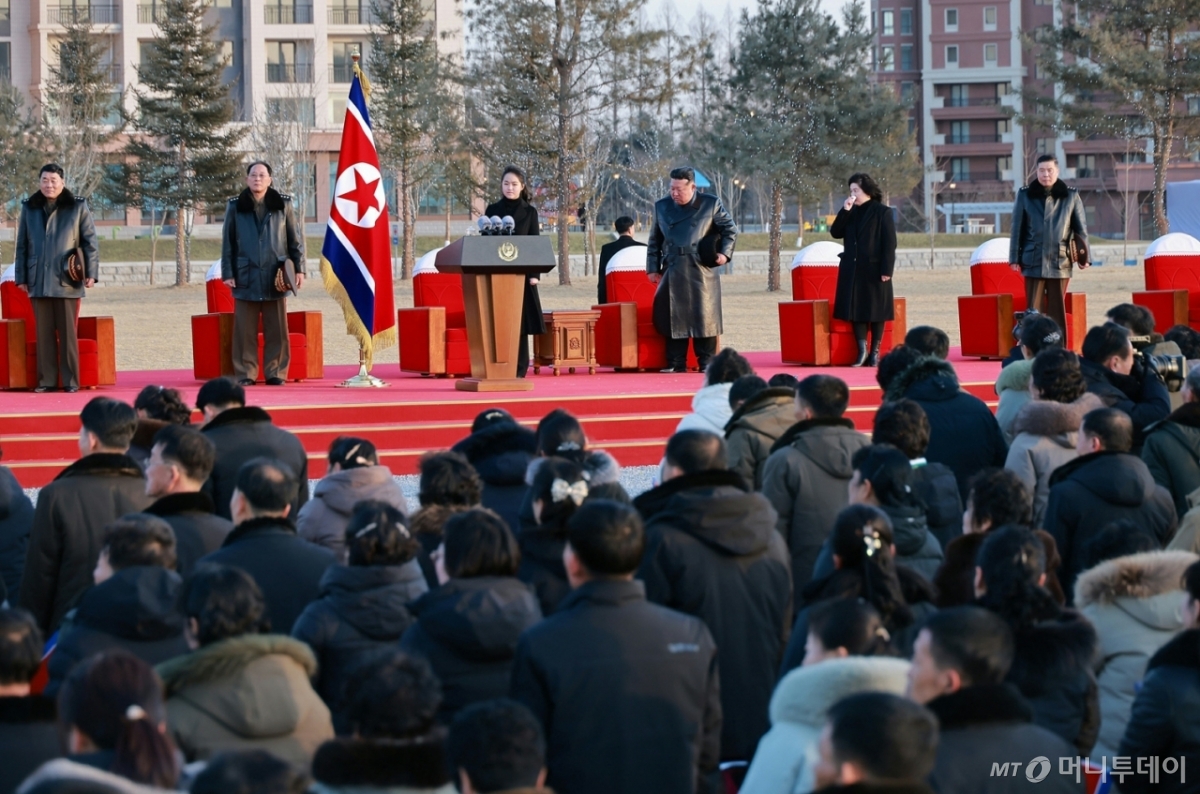 (평양 노동신문=뉴스1) = 북한 노동당 기관지 노동신문은 16일 "새별거리 준공식이 2월 15일 성대히 진행됐다"며 "김정은 동지께서 준공식에 참석했다"고 보도했다. 현장에는 딸 주애와 해외작전부대 지휘관, 전투원과 공병부대 관병, 국방성 지휘관, 각급 인민군 부대 장병들 등이 참석했다.    [국내에서만 사용가능. 재배포 금지. DB 금지. For Use Only in the Republic of Korea. Redistribution Prohibited]  rodongphoto@news1.kr  Copyright © 뉴스1. All rights reserved. 무단 전재 및 재배포,  AI학습 이용 금지. 