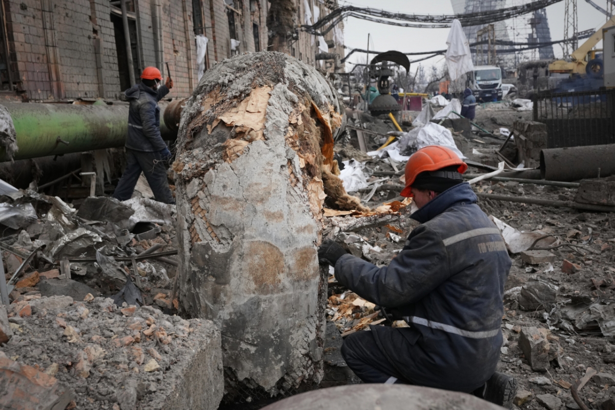 4일(현지시간) 우크라이나 키이우의 다르니차 화력발전소가 러시아의 공격을 받은 후 작업자들이 잔해를 수습하고 있다. /AP=뉴시스 
