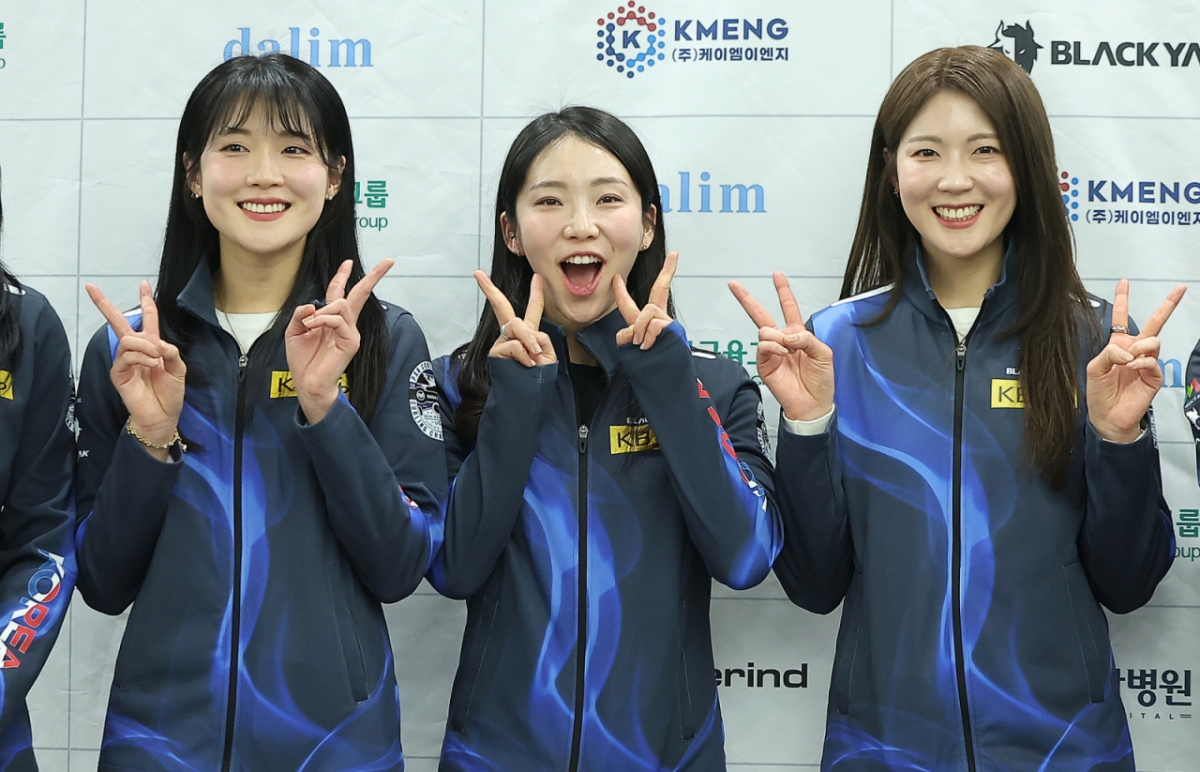  여자 컬링 대표팀의 설예은(왼쪽부터), 김수지, 설예지가 행사가 끝난 뒤 카메라를 보며 포즈를 취하고 있다. /사진=뉴스1