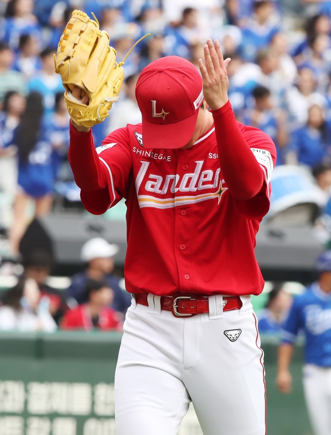 지난해 준플레이오프에 등판해 호투 후 박수를 치며 마운드에서 내려오고 있다. /사진=SSG 랜더스 제공