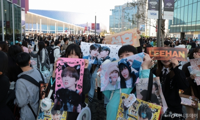 (홍콩=뉴스1) 권현진 기자 = 28일 오후 홍콩 카이탁 스타디움에서 열린 대중음악 시상식 '2025 마마 어워즈'(2025 MAMA AWARDS)를 찾은 K-POP 글로벌 팬들이 자신이 좋아하는 아티스트들의 슬로건을 들고 포즈를 취하고 있다. 2025.11.28/뉴스1  Copyright (C) 뉴스1. All rights reserved. 무단 전재 및 재배포,  AI학습 이용 금지. /사진=(홍콩=뉴스1) 권현진 기자