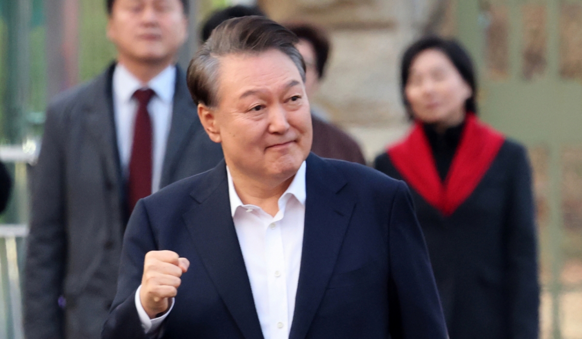 법원의 구속취소 청구 인용으로 석방된 윤석열 대통령이 지난해 3월8일 오후 경기 의왕시 서울구치소를 빠져나오며 지지자들에게 인사하고 있다. 윤 대통령은 내란 우두머리 혐의로 지난 1월 26일 구속기소 된 지 41일 만, 1월 15일 체포된 후 52일 만에 석방됐다./사진=뉴스1