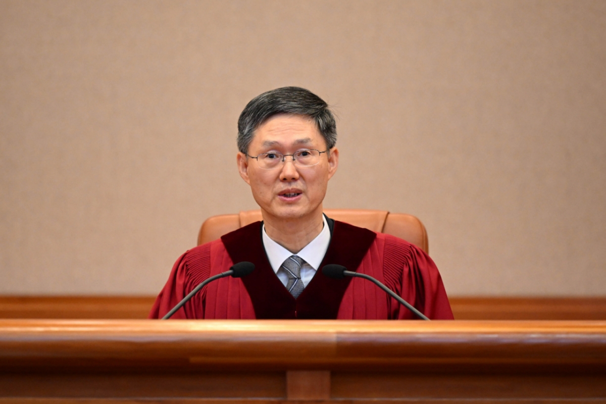 문형배 전 헌법재판소장이 지난해 4월4일 서울 종로구 헌법재판소 대심판정에서 윤석열 대통령 탄핵심판 선고 기일에서 발언하고 있다./사진=뉴스1(사진공동취재단)