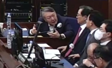 12·3 비상계엄 관련 내란 우두머리 혐의로 기소된 윤석열 전 대통령이 13일 서울 서초구 서울중앙지법에서 열린 1심 결심공판에 출석해 있다. /사진=서울중앙지법 제공 영상 갈무리