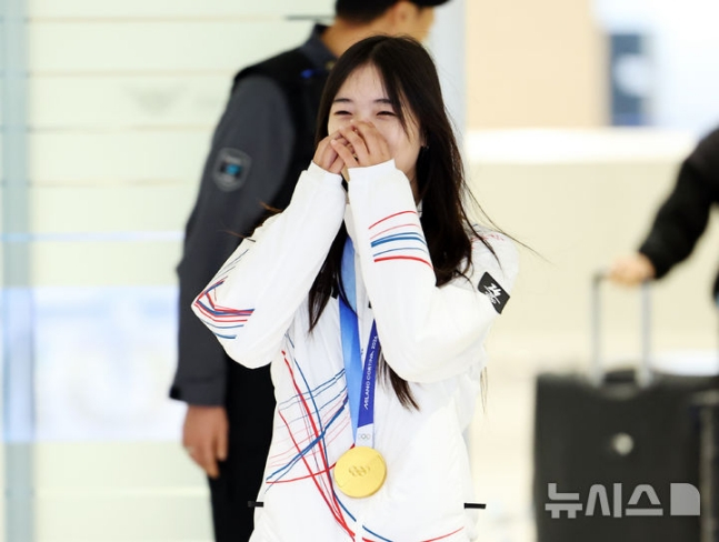 최가온이 입국장을 빠져나와 수많은 환영 인파에 감격하고 있다. /사진=뉴시스