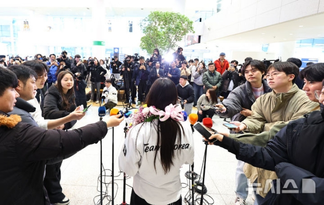 최가온의 귀국에 맞춰 몰려든 취재진과 환영인파. /사진=뉴시스