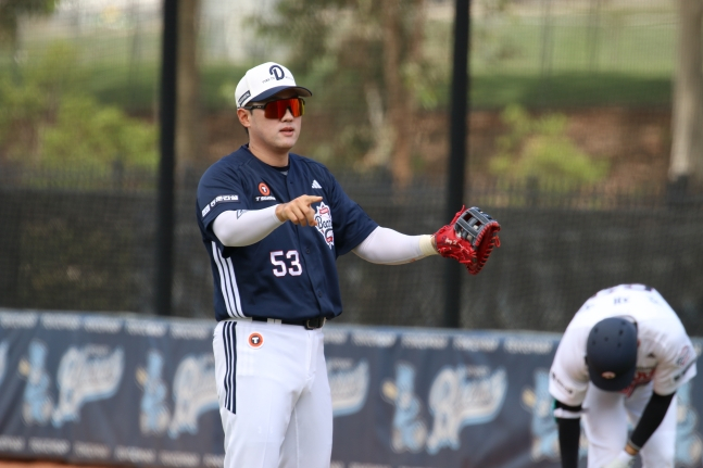 양석환이 청백전에서 수비 도중 동료와 이야기를 나누고 있다. /사진=두산 베어스 제공