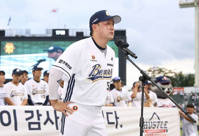 양석환이 지난 시즌 팬들에게 인사를 전하고 있다. /사진=두산 베어스 제공