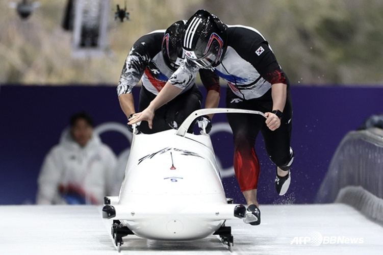 한국 봅슬레이 2인승 '김진수 팀'이 힘차게 출발하고 있다. /AFPBBNews=뉴스1