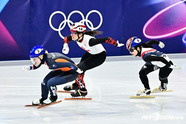 김길리(오른쪽)가 벨제부르(왼쪽), 사로에 이어 3위로 레이스를 펼치고 있다. /AFPBBNews=뉴스1