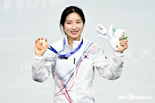 김길리가 포디움에 올라 동메달을 목에 걸고 미소를 짓고 있다. /AFPBBNews=뉴스1