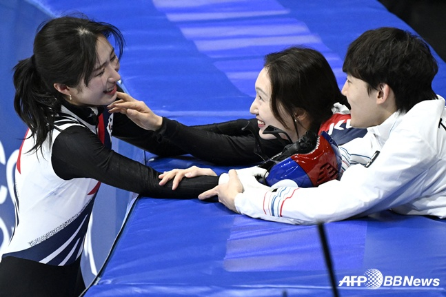 김길리(왼쪽)가 동메달을 확정한 뒤 최민정(가운데)과 임종언의 축하와 격려를 받고 있다. /AFPBBNews=뉴스1