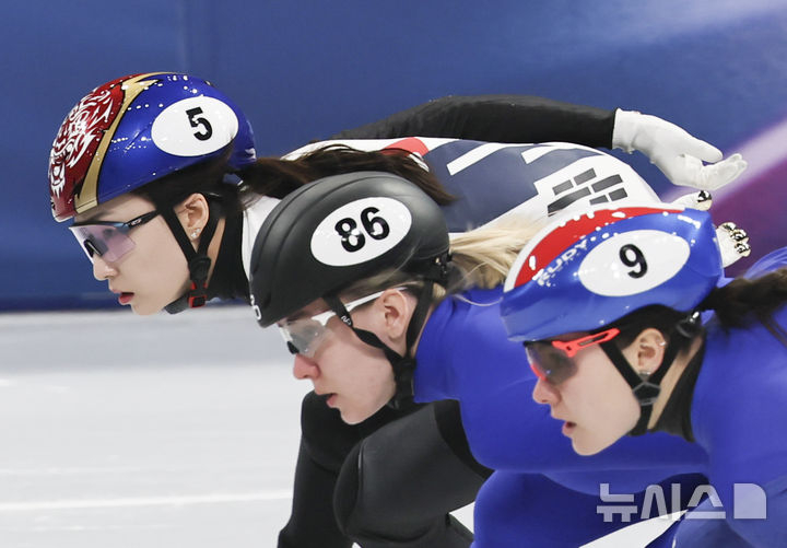 최민정(가운데)이 16일(현지 시간) 이탈리아 밀라노 아이스 스케이팅 아레나에서 열린 2026 밀라노·코르티나 담페초 동계올림픽 쇼트트랙 여자 1000m 결승B에서 역주하고 있다. /사진=뉴시스