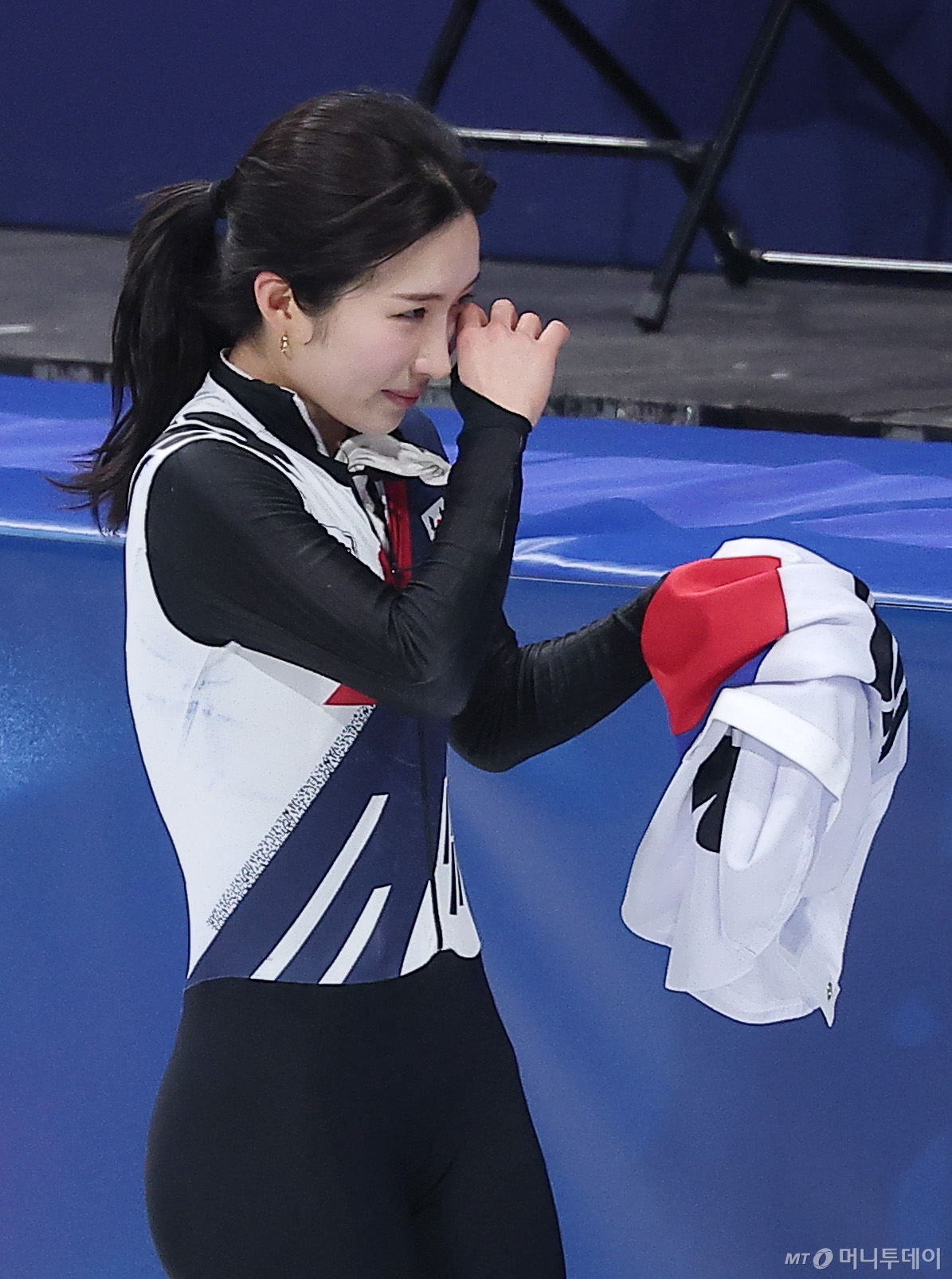 (밀라노=뉴스1) 김성진 기자 = 쇼트트랙 김길리가 16일(현지시간) 이탈리아 밀라노 아이스스케이팅 아레나에서 열린 2026 밀라노·코르티나담페초 동계올림픽 쇼트트랙 여자 1000m 결승에서 동메달을 확보한 후 눈물을 흘리고 있다. 2026.2.16/뉴스1  Copyright © 뉴스1. All rights reserved. 무단 전재 및 재배포,  AI학습 이용 금지. /사진=(밀라노=뉴스1) 김성진 기자