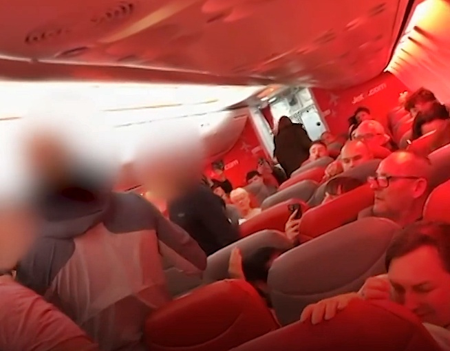 상공을 날고 있는 기내에서 승객 간 난투극이 벌어져 비상 착륙하는 사태가 발생했다./사진=엑스(X·옛트위터)