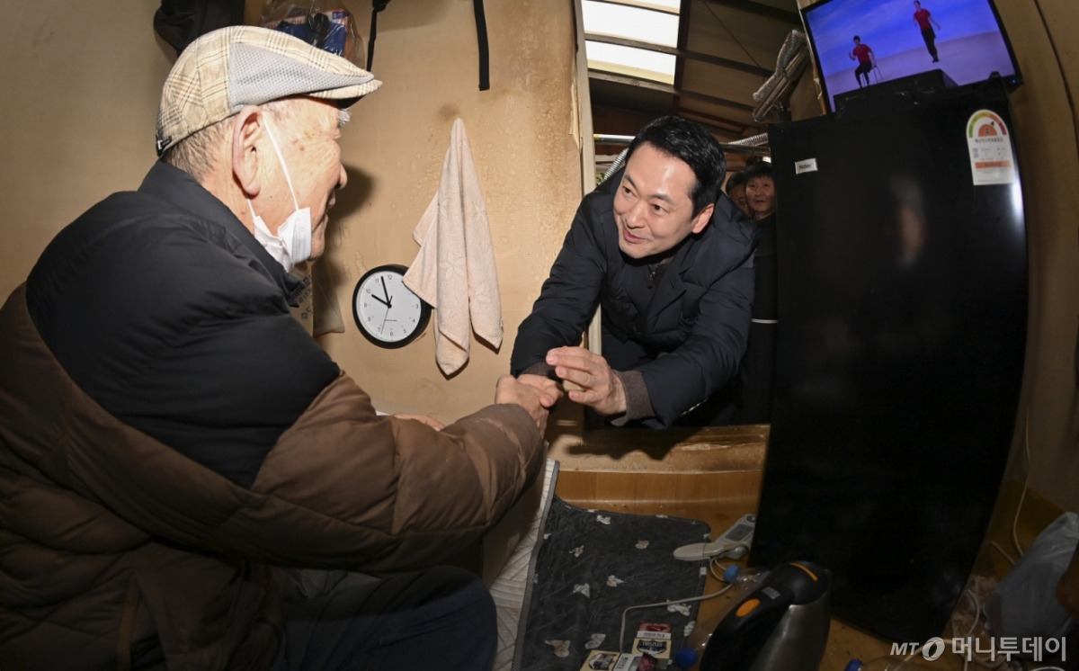 [서울=뉴시스] 권창회 기자 = 장동혁 국민의힘 대표가 13일 오전 서울 중구 쪽방촌을 찾아 주민에게 설맞이 선물을 전달하고 있다. (공동취재) 2026.02.13. photo@newsis.com /사진=