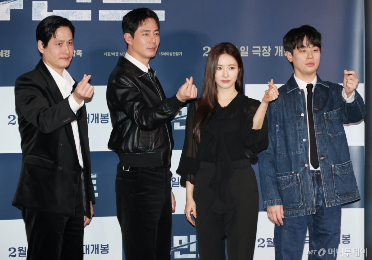 배우 박해준, 조인성, 신세경, 박정민이 4일 오후 서울 CGV용산아이파크몰에서 진행된 영화 '휴민트'(감독 류승완) 언론배급시사회 및 기자간담회에 참석해 포를 취하고 있다. /2026.02.04 /사진=이동훈 photoguy@