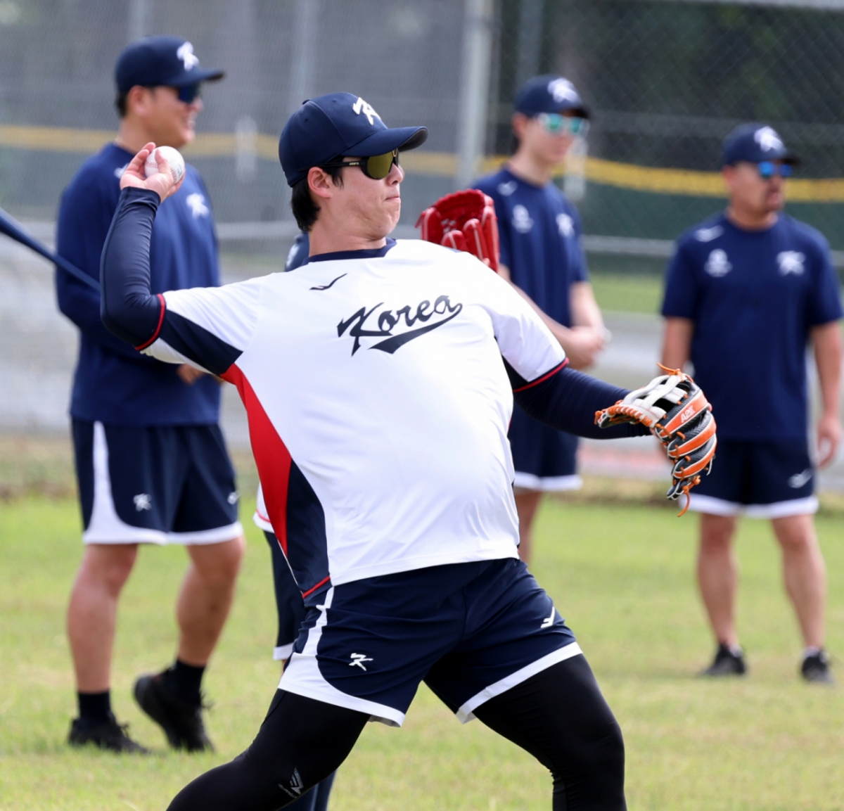 야구대표팀 노시환이 1월 12일 사이판 올레아이 스포츠 컴플렉스에서 열리는 전지훈련 3일차훈련에서 캐치볼을 하고 있다. /사진=강영조 선임기자