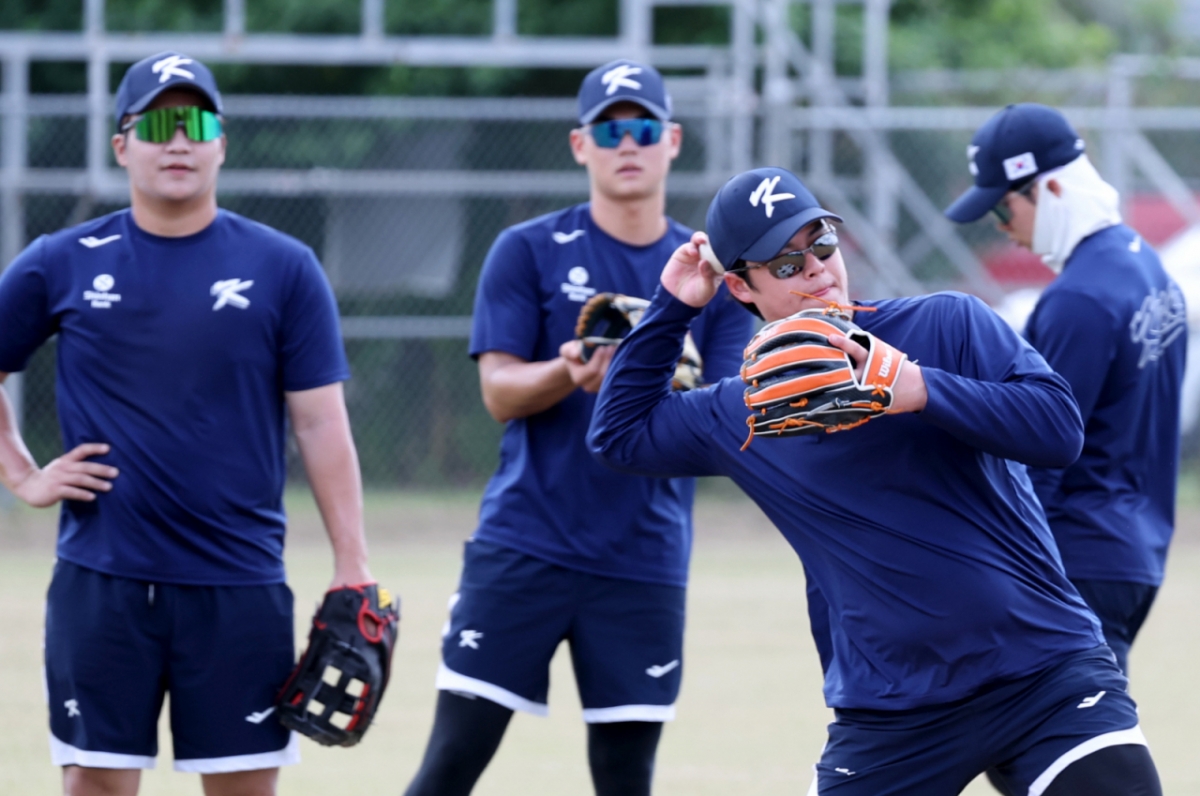 야구대표팀 노시환(오른쪽)이 1월 14일 사이판 올레아이 스포츠 컴플렉스에서 열리는 5일차 훈련에서 내야 수비 훈련을 하고 있다. /사진=강영조 선임기자
