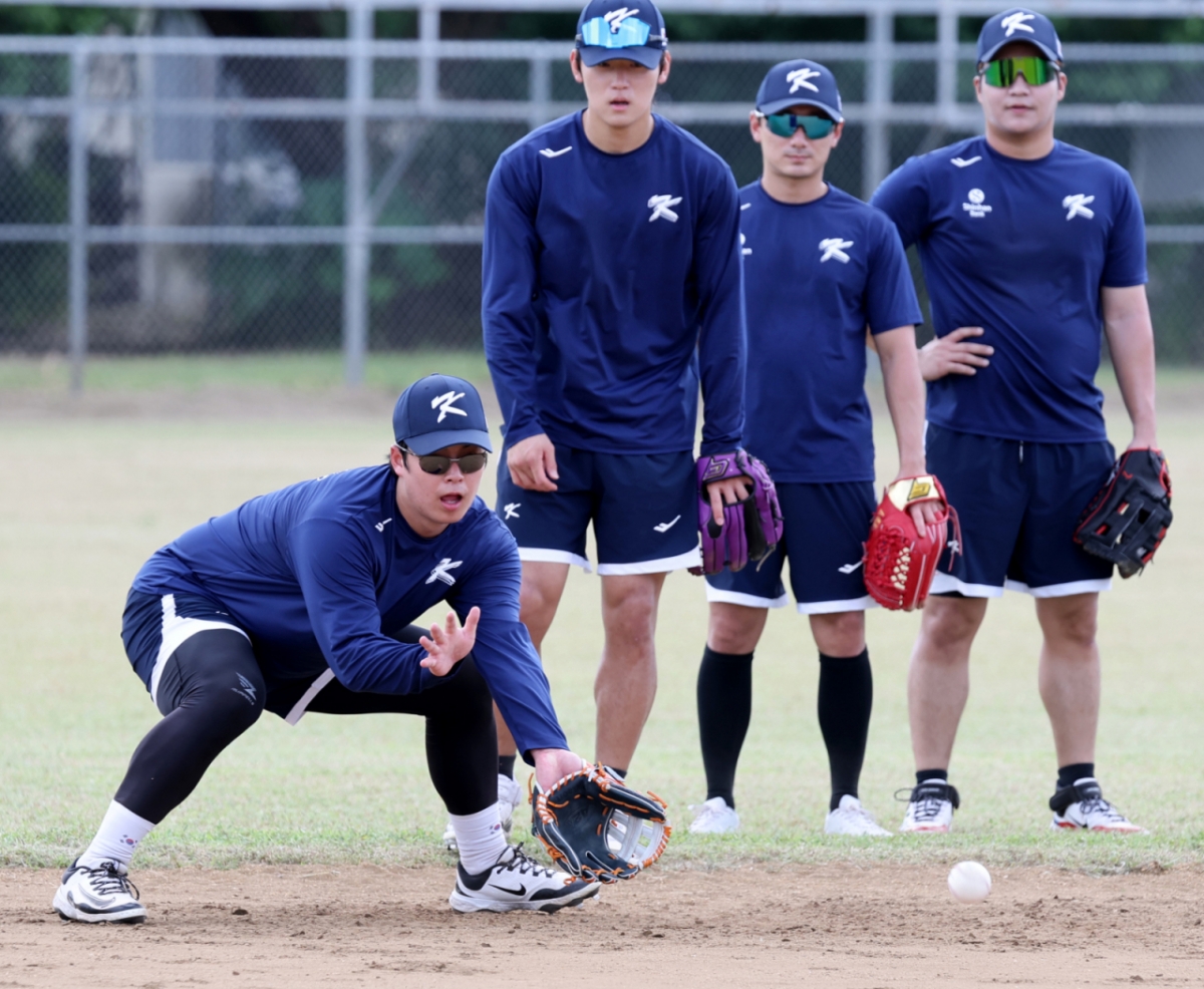 야구 대표팀 노시환(왼쪽부터)이 1월 14일 사이판 올레아이 스포츠 컴플렉스에서 열리는 5일차 훈련에서 내야 수비 훈련을 하고 있다. 이를 지켜보는 김도영과 신민재, 문보경. /사진=강영조 선임기자