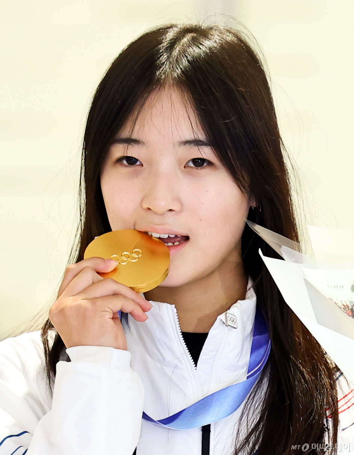 2026 밀라노·코르티나담페초 동계 올림픽 스노보드 여자 하프파이프 금메달을 획득한 최가온이 지난 16일 인천국제공항 제2여객터미널을 통해 귀국하며 포즈를 취하고 있다. 최가온은 한국 설상 종목 1호 금메달리스트가 됐다. 이는 이번 대회에서 수확한 한국 선수단의 첫 금메달이다./사진=뉴시스