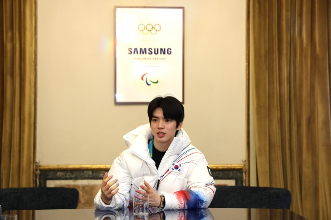 차준환이 16일 밀라노에 위치한 삼성하우스를 찾아 인터뷰를 하고 있다. /사진=삼성전자 제공