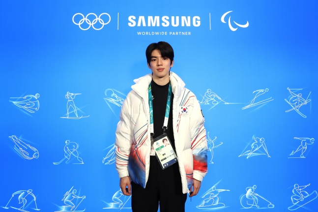 차준환이 삼성하우스를 방문해 기념촬영을 하고 있다. /사진=삼성전자 제공