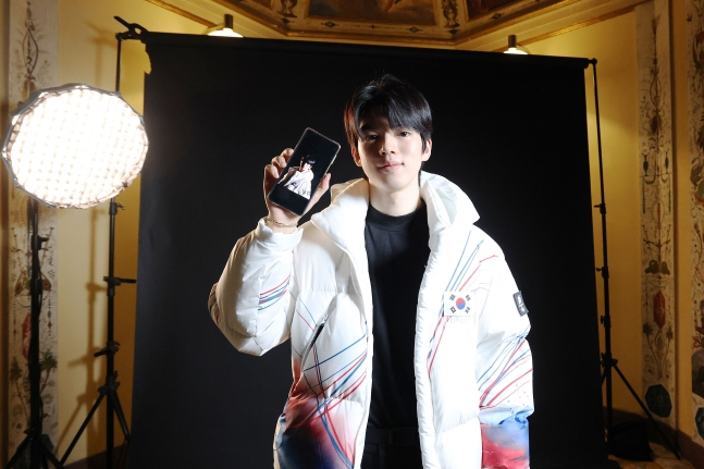 차준환이 삼성하우스에서 대회 스페셜 에디션 핸드폰을 들고 포즈를 취하고 있다. /사진=삼성전자 제공