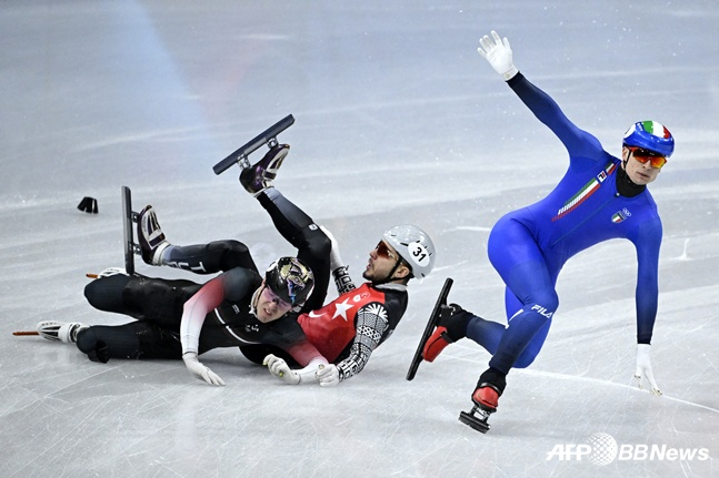 시겔(오른쪽)이 16일 쇼트트랙 남자 500m 예선에서 넘어지는 선두들과 충돌한 뒤 중심을 잃고 있다. /AFPBBNews=뉴스1