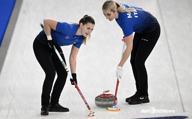 이탈리아 여자 컬링 대표팀의 경기 모습. /AFPBBNews=뉴스1