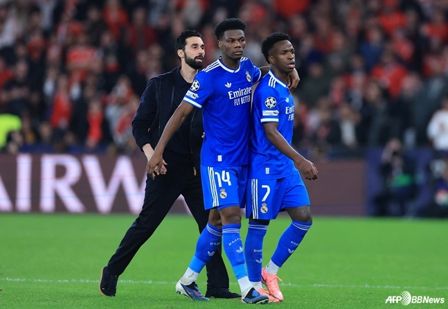 비니시우스 주니오르(오른쪽)의 어깨에 손을 올리는 오렐리앵 추아메니(가운데). /AFPBBNews=뉴스1