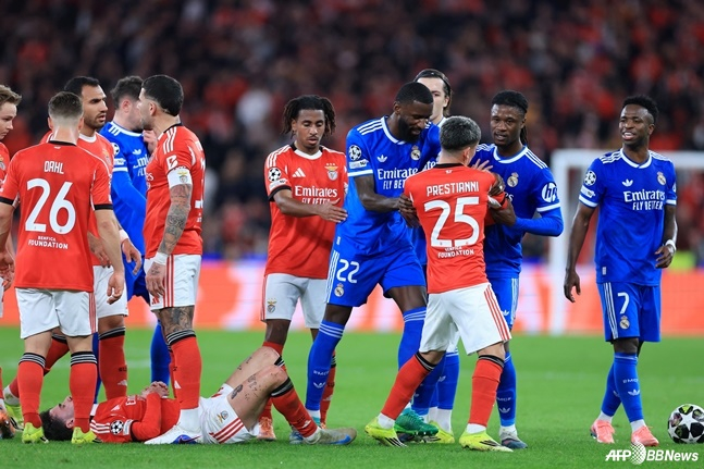 챔피언스리그 경기 중 벤피카와 레알 마드리드 선수들이 충돌하고 있다. /AFPBBNews=뉴스1